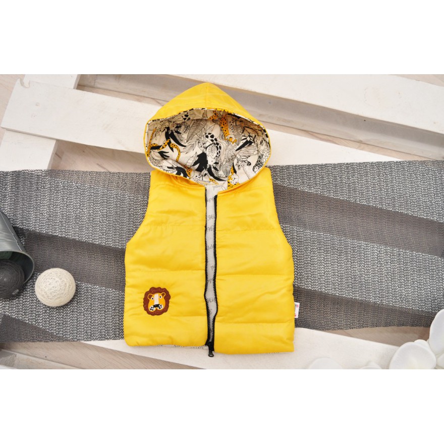 Żółty bezrękawnik z bluzką i spodniami