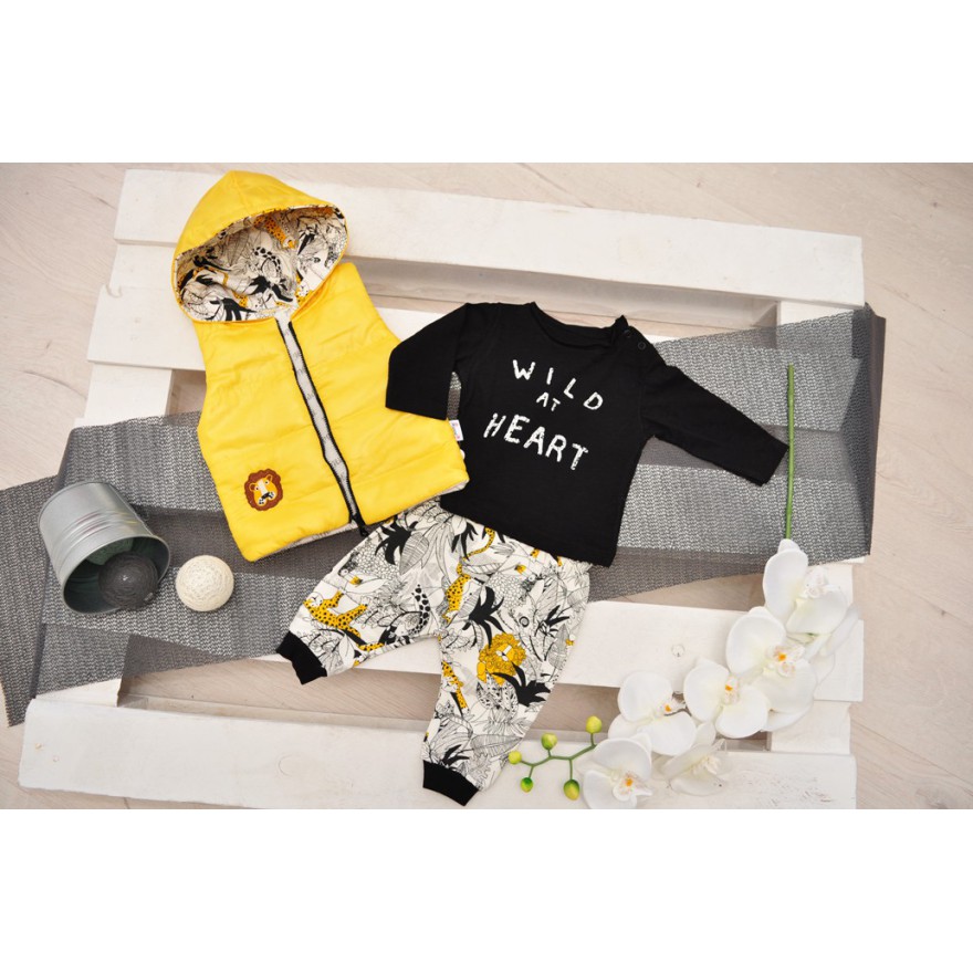 Żółty bezrękawnik z bluzką i spodniami