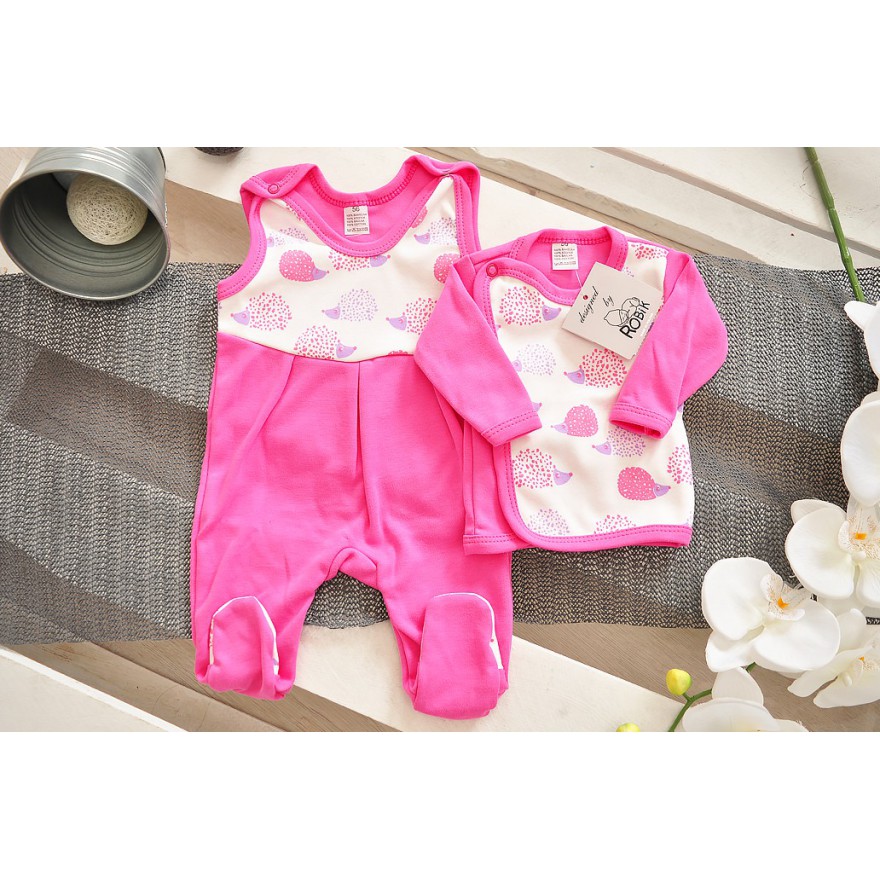 Amarantowa WYPRAWKA dla noworodka w jeże koszulka + śpiochy 2cz. wzór jeżeA