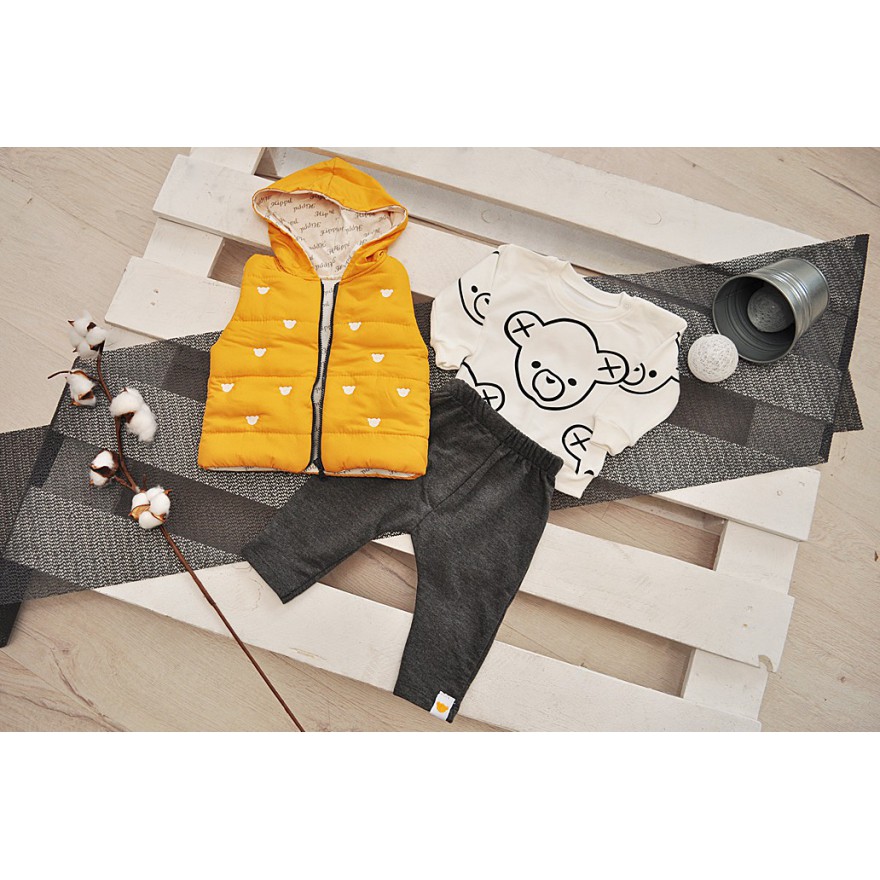 Musztardowy bezrękawnik MIŚ z bluzką i spodniami