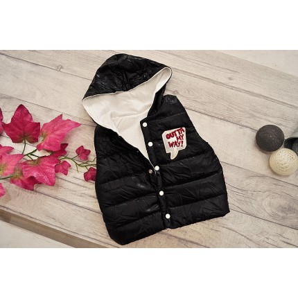 Czarny bezrękawnik z bluzą i spodniami