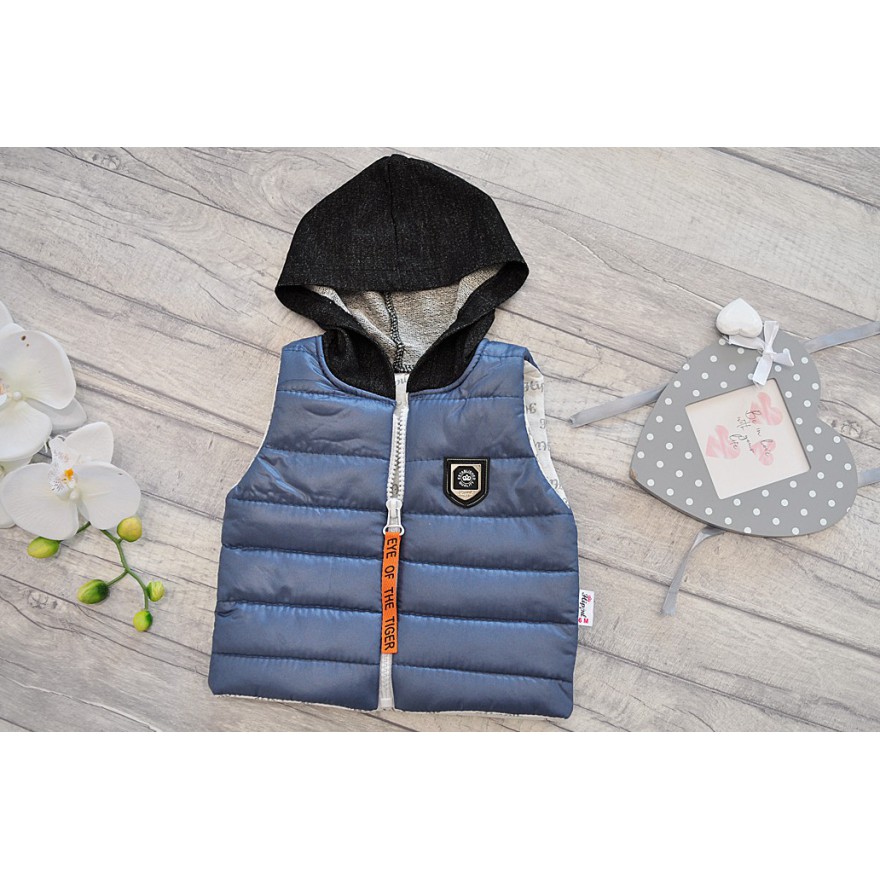 Ciemno niebieski bezrękawnik z bluzką TYGRYS i czarnymi spodniami