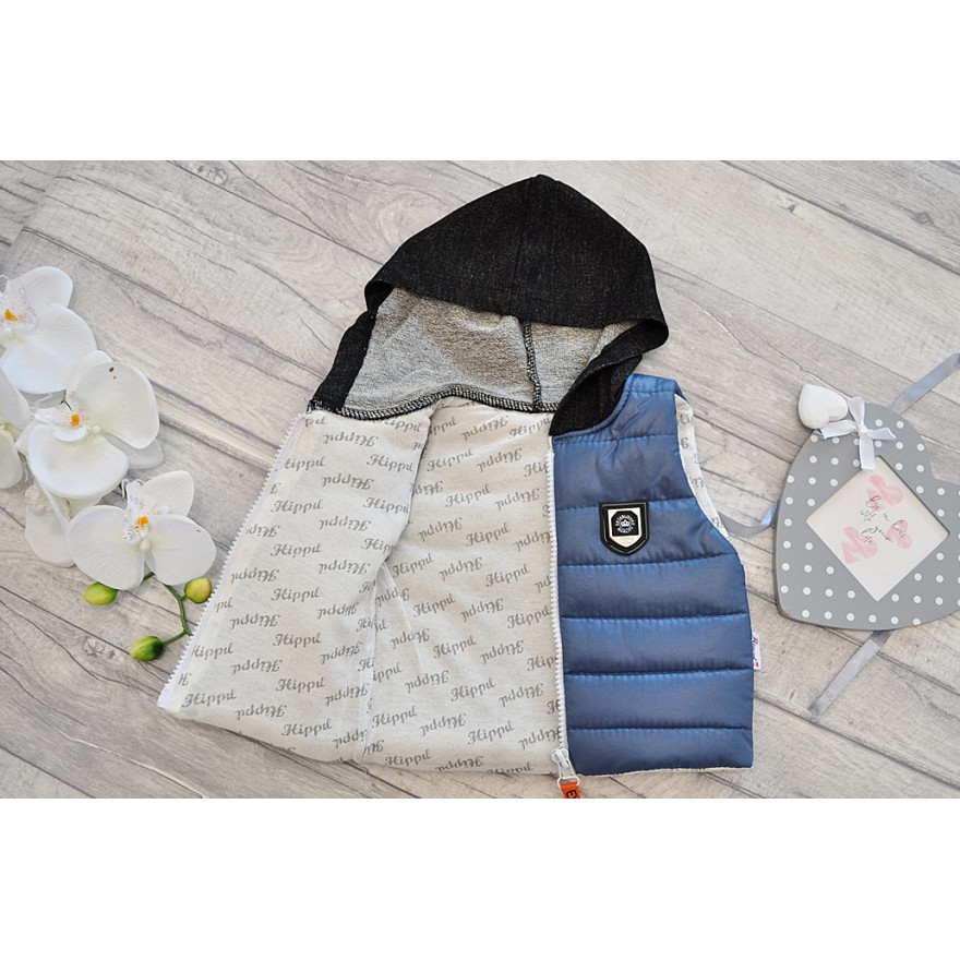 Ciemno niebieski bezrękawnik z bluzką TYGRYS i czarnymi spodniami