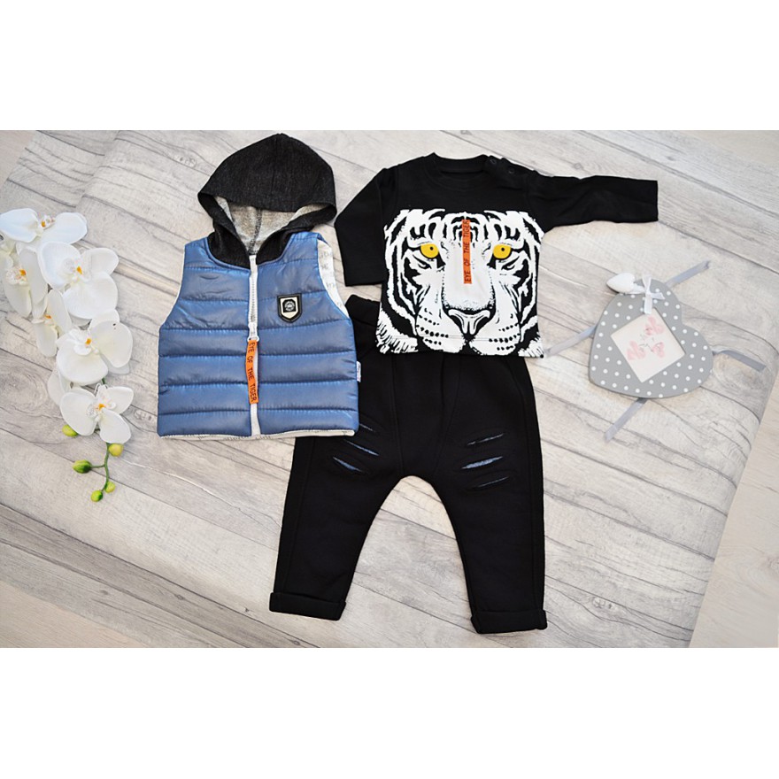 Ciemno niebieski bezrękawnik z bluzką TYGRYS i czarnymi spodniami