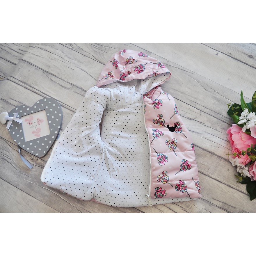 Różowy bezrękawnik LIZAKI MYSZKI z bluzką i spodniami