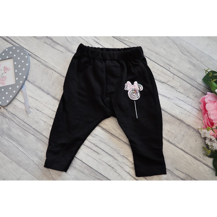 Różowy bezrękawnik LIZAKI MYSZKI z bluzką i spodniami