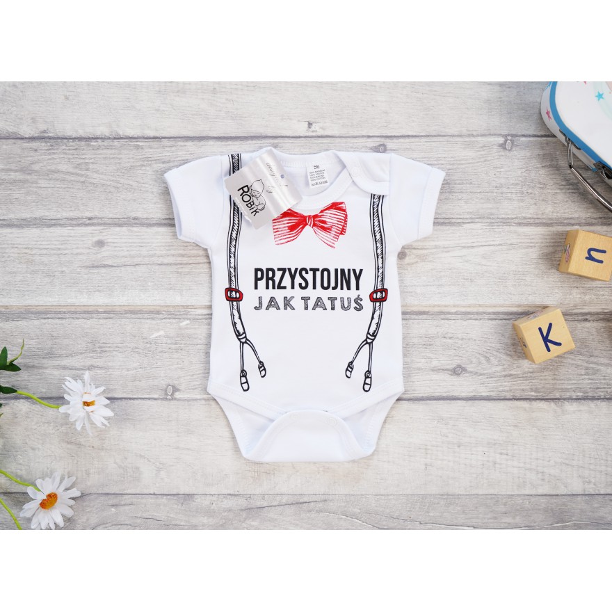 BODY PRZYSTOJNY JAK TATUŚ szelki mucha białe wzór 665 krótki rękaw