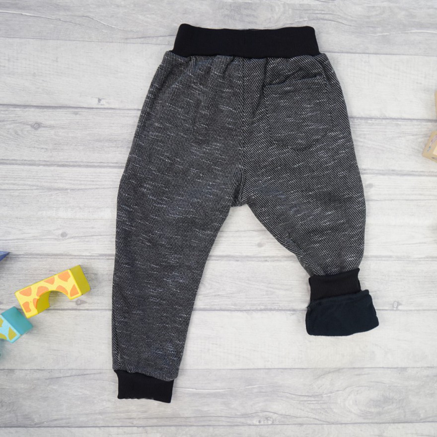 Czarno-białe SPODNIE ocieplane żółta klamra spodenki dresowe