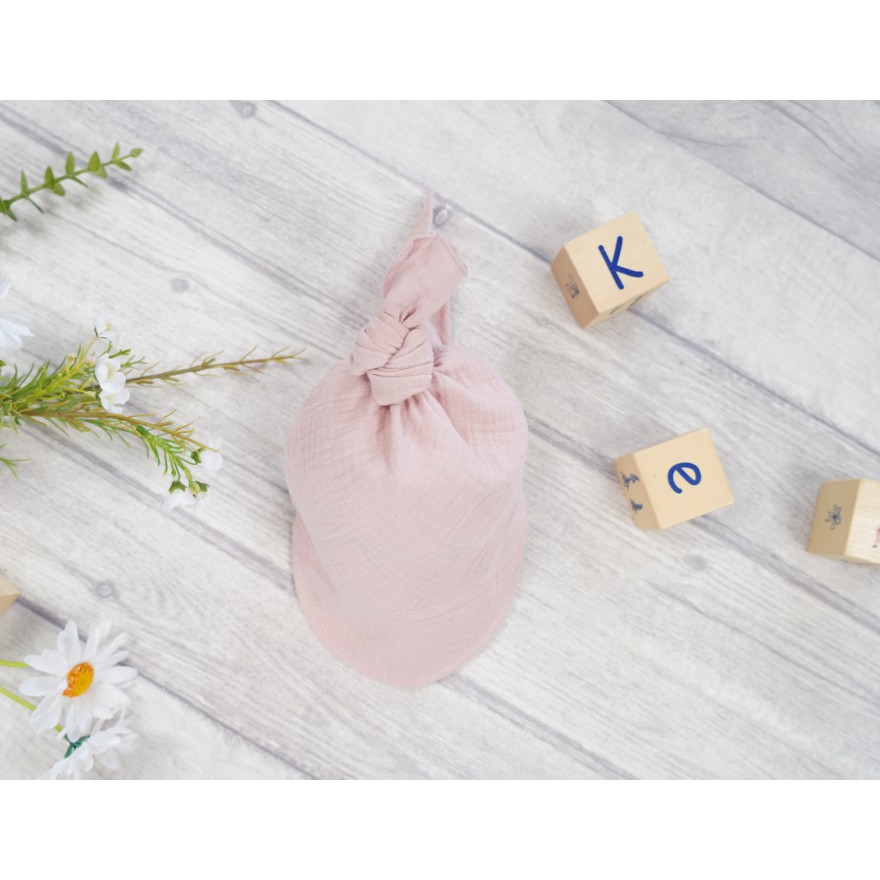 Czapka CHUSTA muślinowa brudny róż z daszkiem wiązana LATO