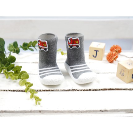 SKARPETY Z GUMOWĄ PODESZWĄ szare TRAMPKI ze strażą pożarną 3D