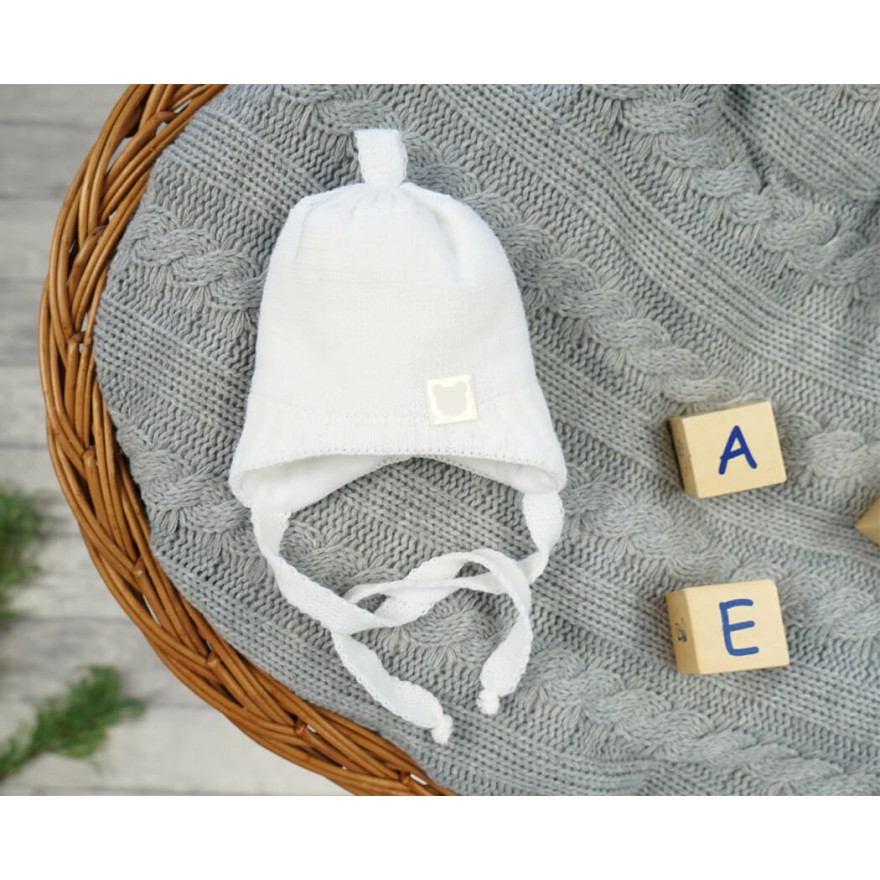 Biała czapka zimowa dla noworodka: czapeczka na zimę MisiaczekChrzest