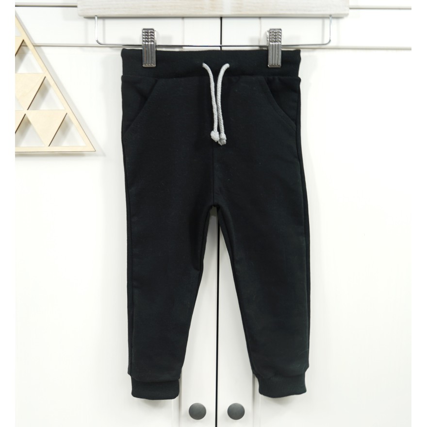 Czarne spodnie dresowe wiązane wiosna jesień