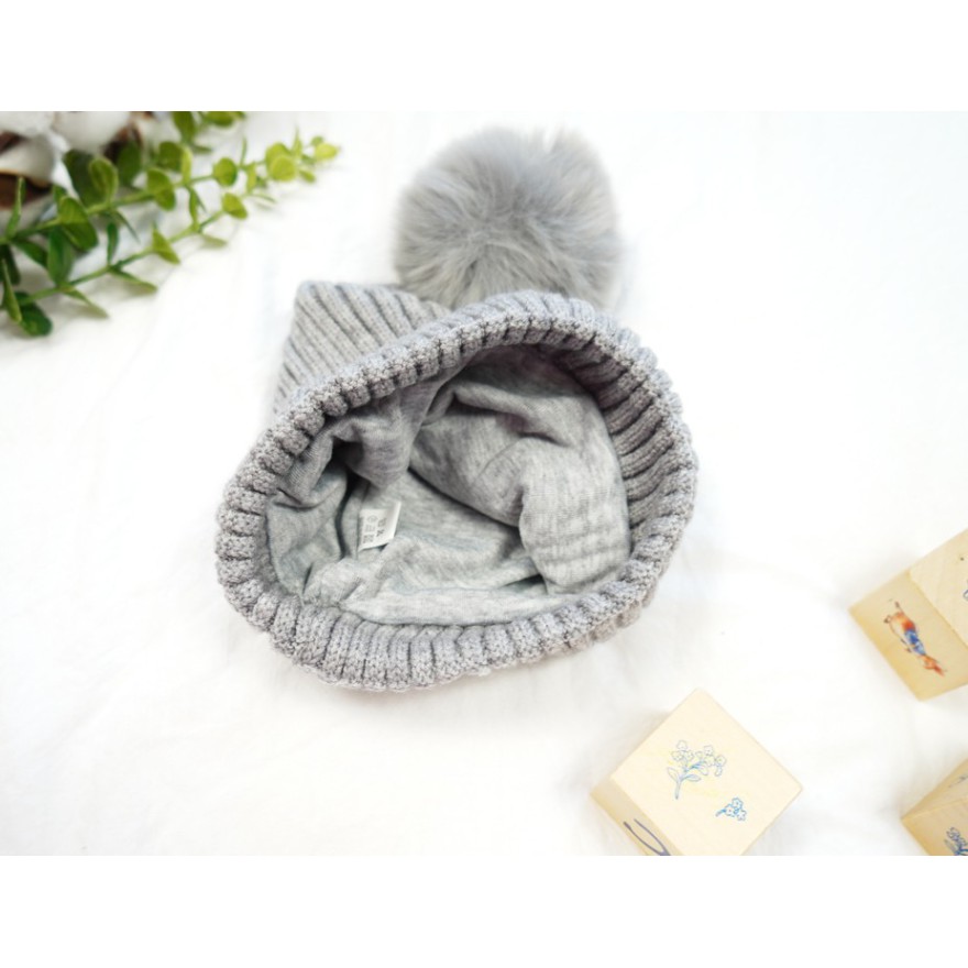 Szara czapka MIŚ z pomponem