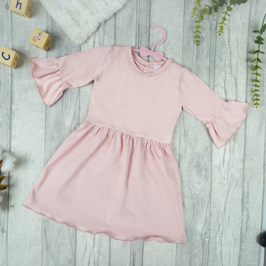 Różowa SUKIENKA IGA z falbanką przy rękawach wesele