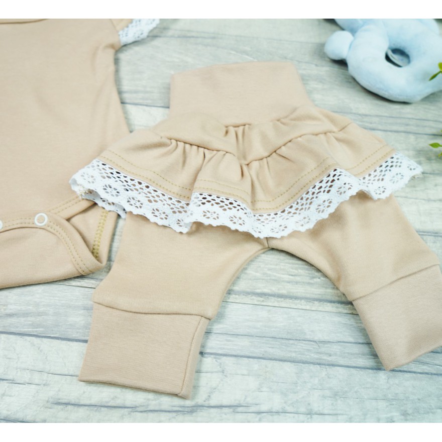 Beżowy komplet 2cz body + spodnie z falbanką koronką HANIA