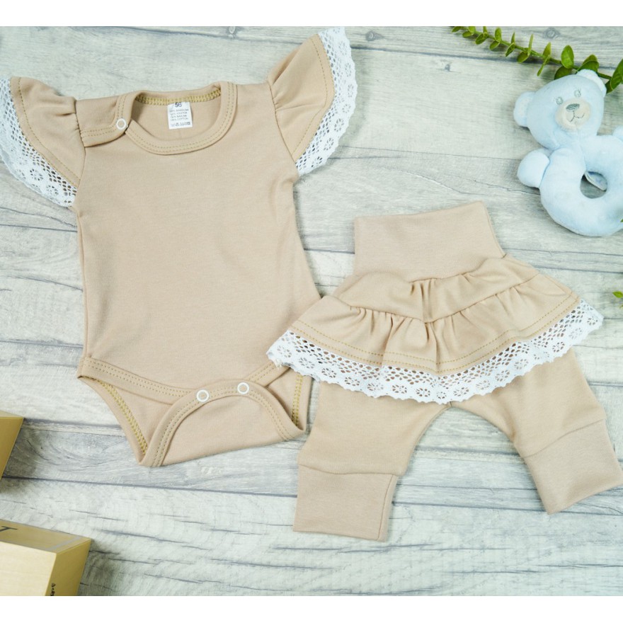 Beżowy komplet 2cz body + spodnie z falbanką koronką HANIA