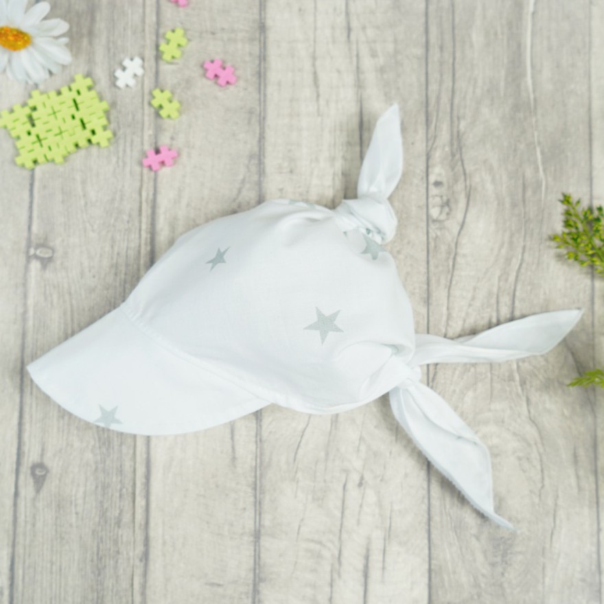 Biała czapka CHUSTA w gwiazdki z daszkiem wiązana LATO