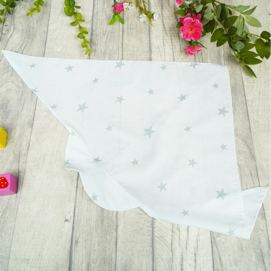 Biała czapka CHUSTA w gwiazdki z daszkiem wiązana LATO