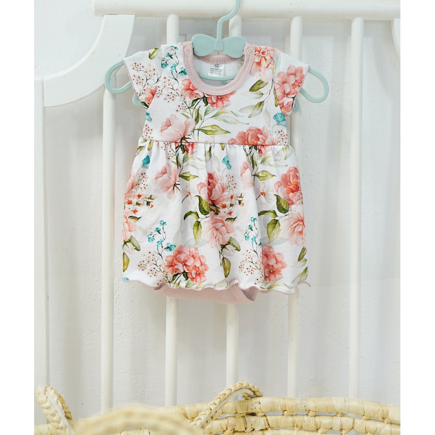 BODY SUKIENKA pudrowa w róże angielskie krótki rękaw w. 422