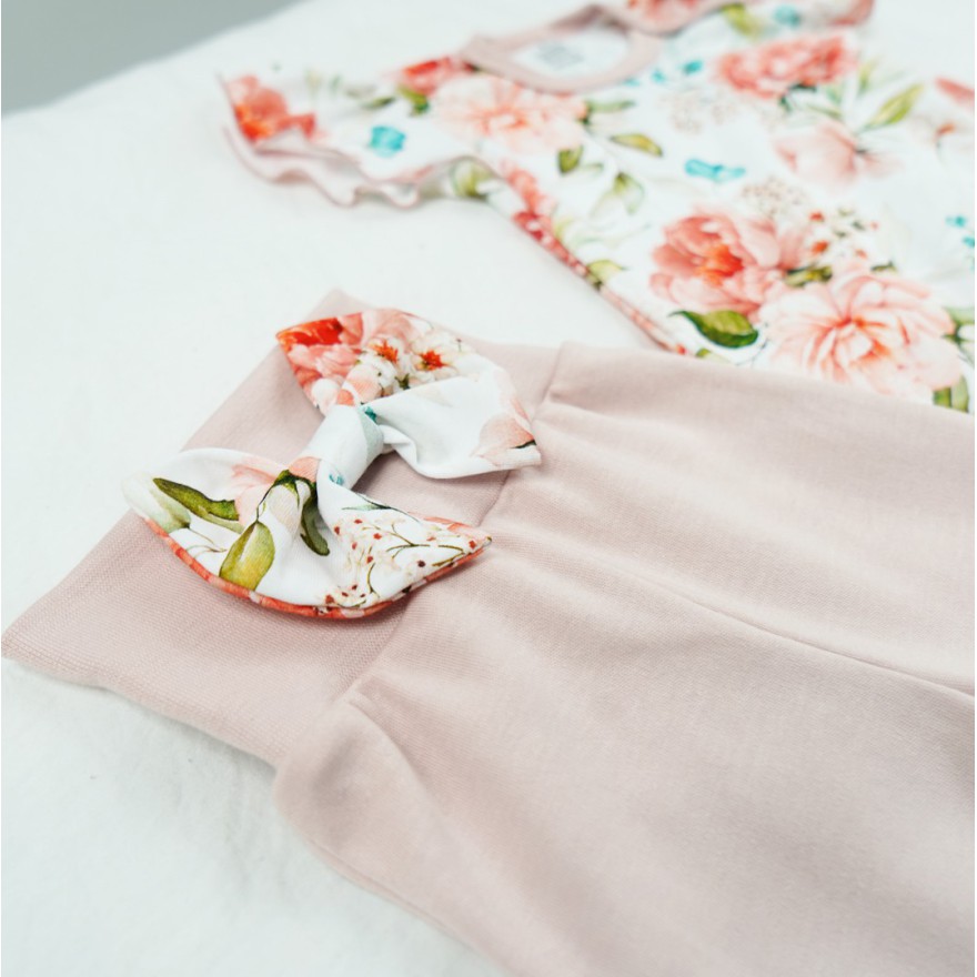 Różowy w brzoskwiniowe kwiaty komplet 2cz body + spodnie z kokardą HANIA II w. 422