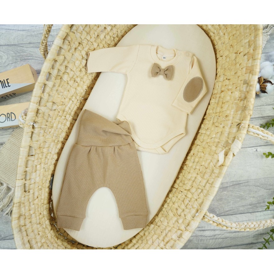 Beżowo- kawowy KOMPLET ELEGANCKI prążek body z muchą + spodnie CHRZEST święta