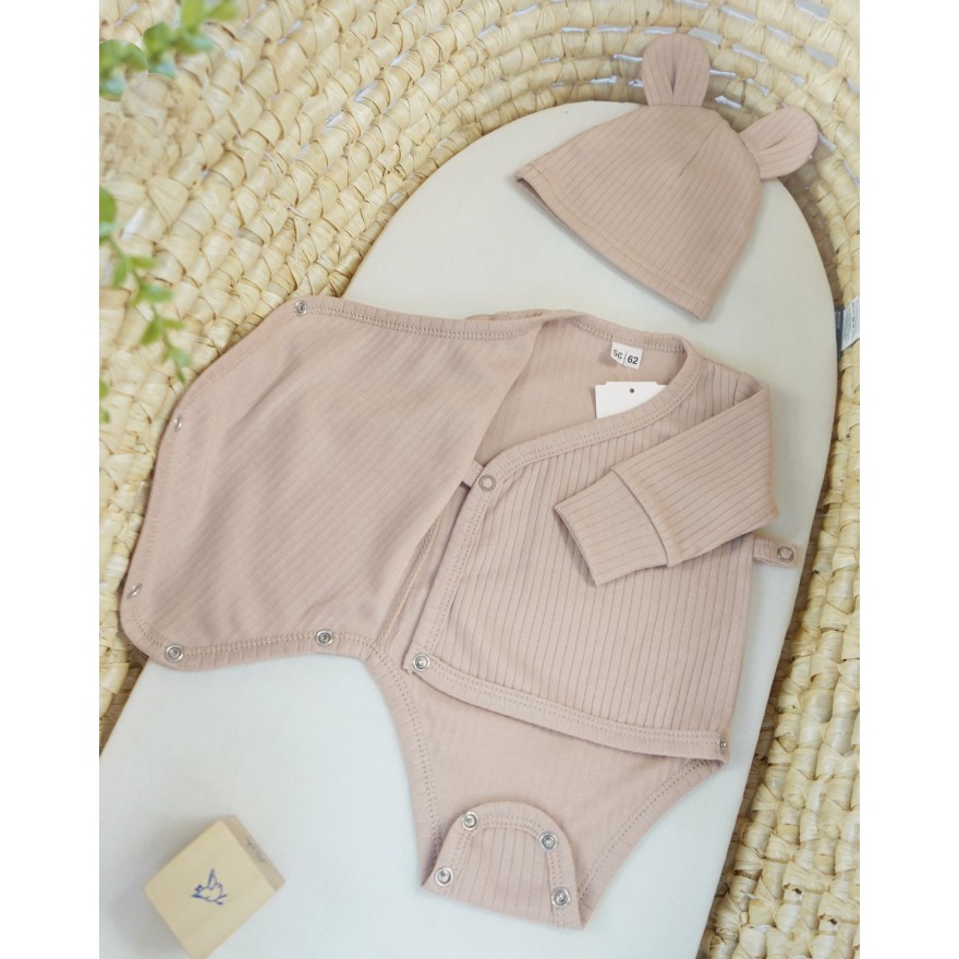 Beżowy komplet niemowlęcy rosnący z regulacją wielkości w prążek body spodnie czapka wyprawka