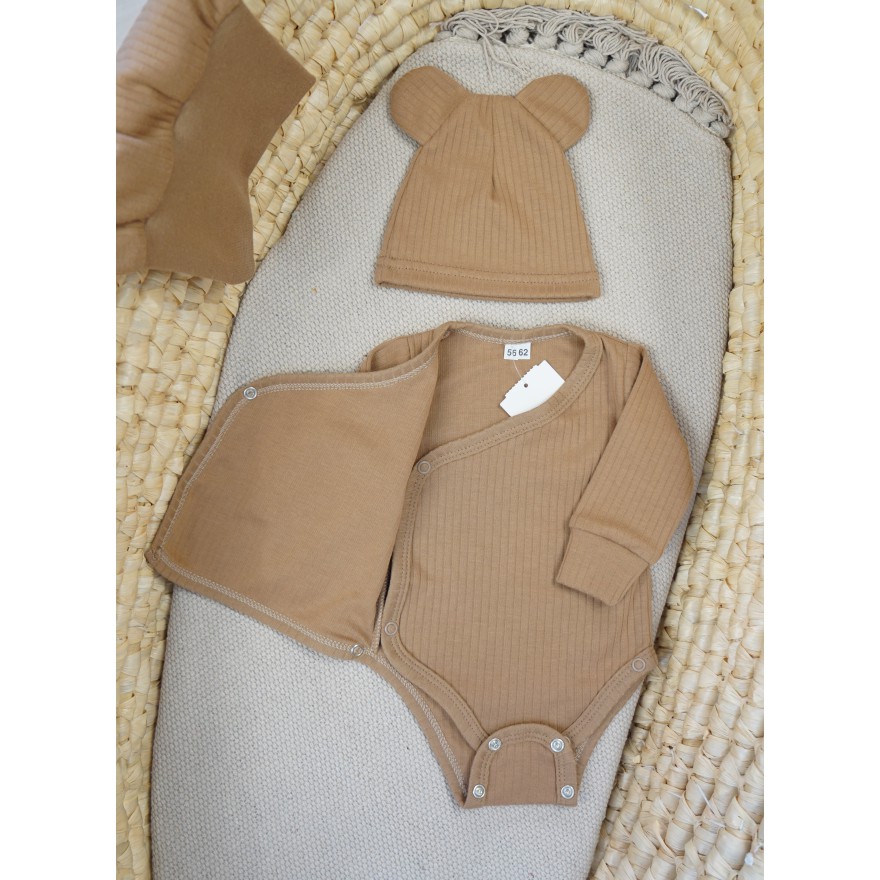 Brązowy komplet niemowlęcy rosnący z regulacją wielkości w prążek body spodnie czapka wyprawka