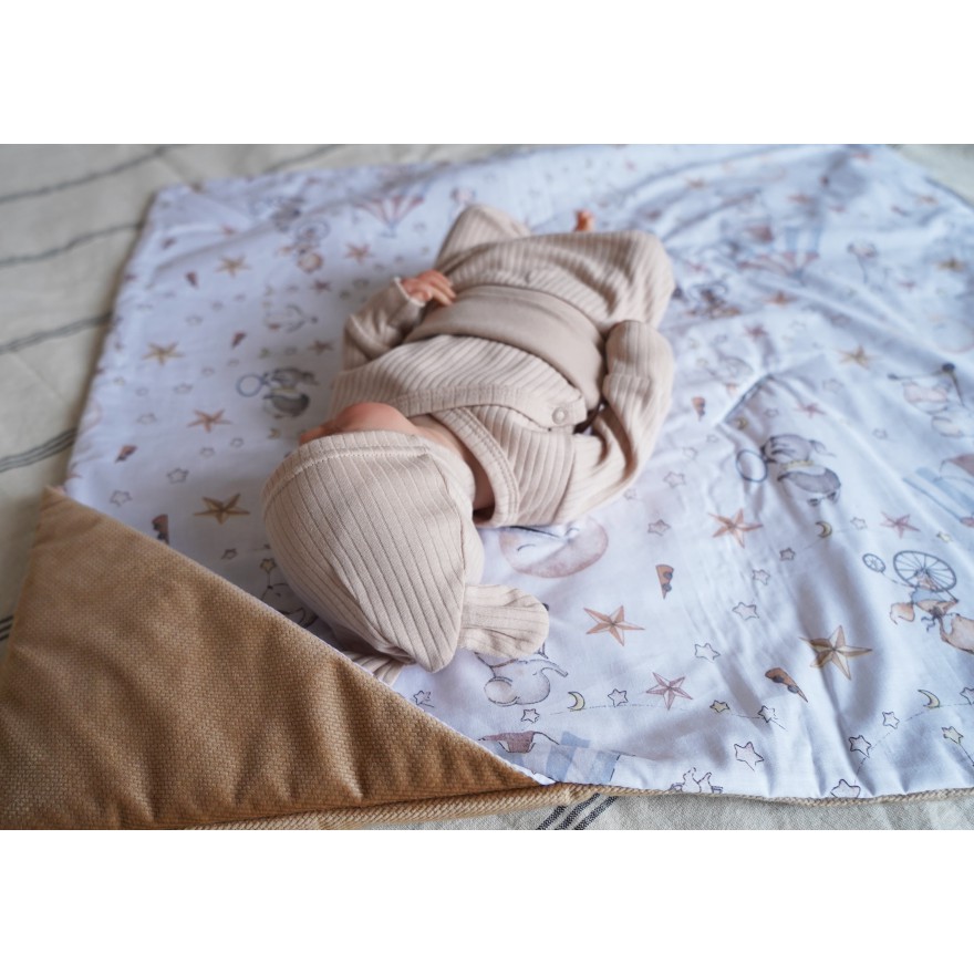 Beżowy otulacz niemowlęcy kocyk rożek z kapturkiem do wózka fotelika nosidełka wiosenno- letni wyprawka