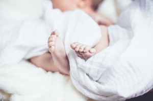 Jak ubierać noworodka do spania